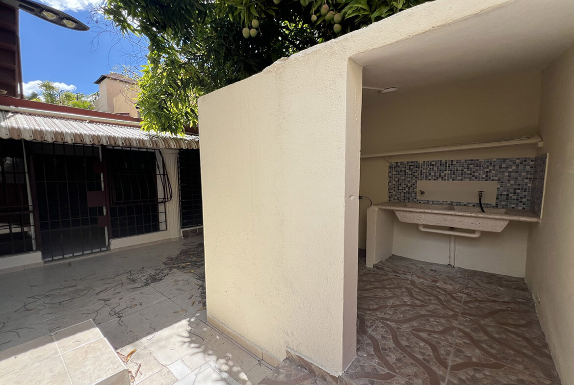 Casa Remodelada en La Urbanización Italia