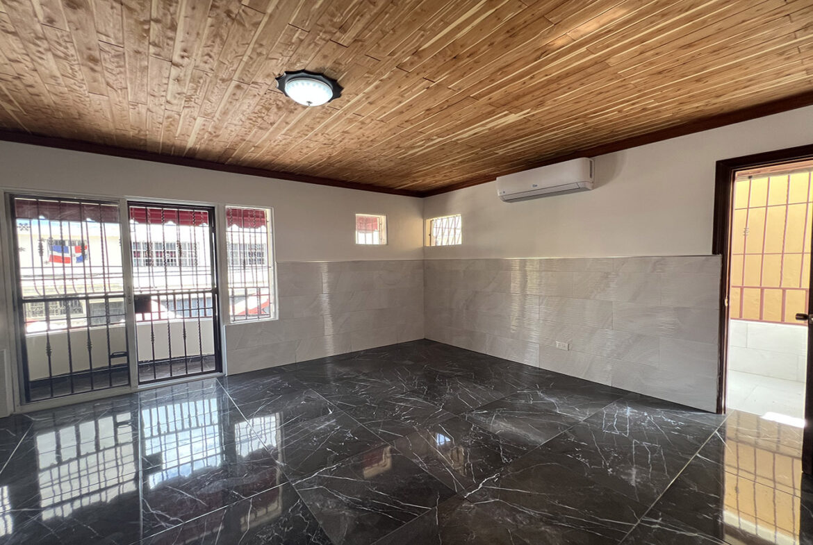 Casa Remodelada en La Urbanización Italia