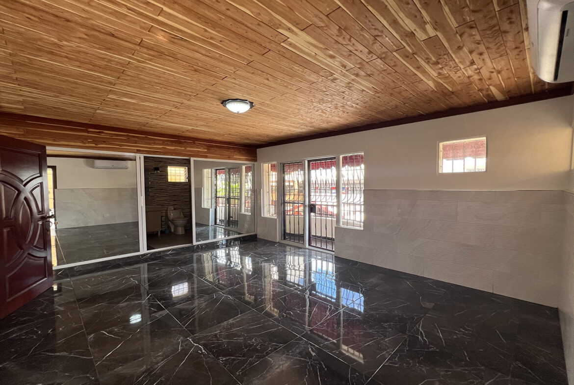 Casa Remodelada en La Urbanización Italia