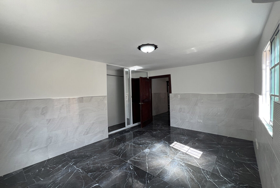 Casa Remodelada en La Urbanización Italia