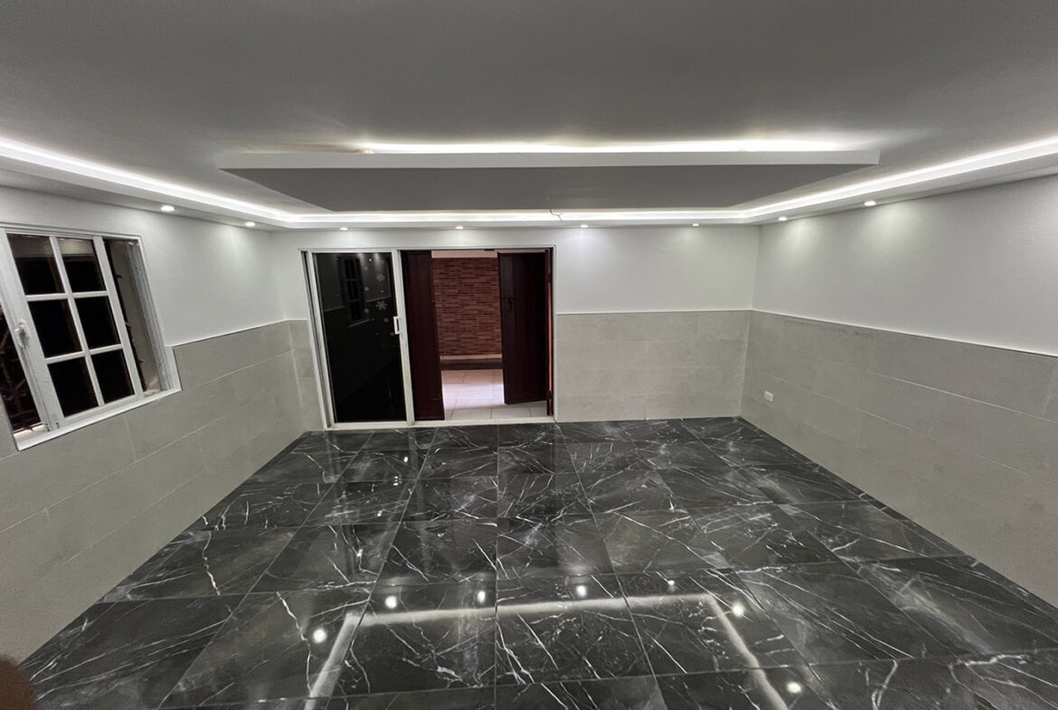 Casa Remodelada en La Urbanización Italia