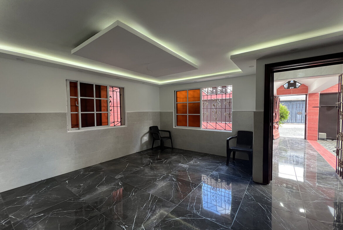 Casa Remodelada en La Urbanización Italia