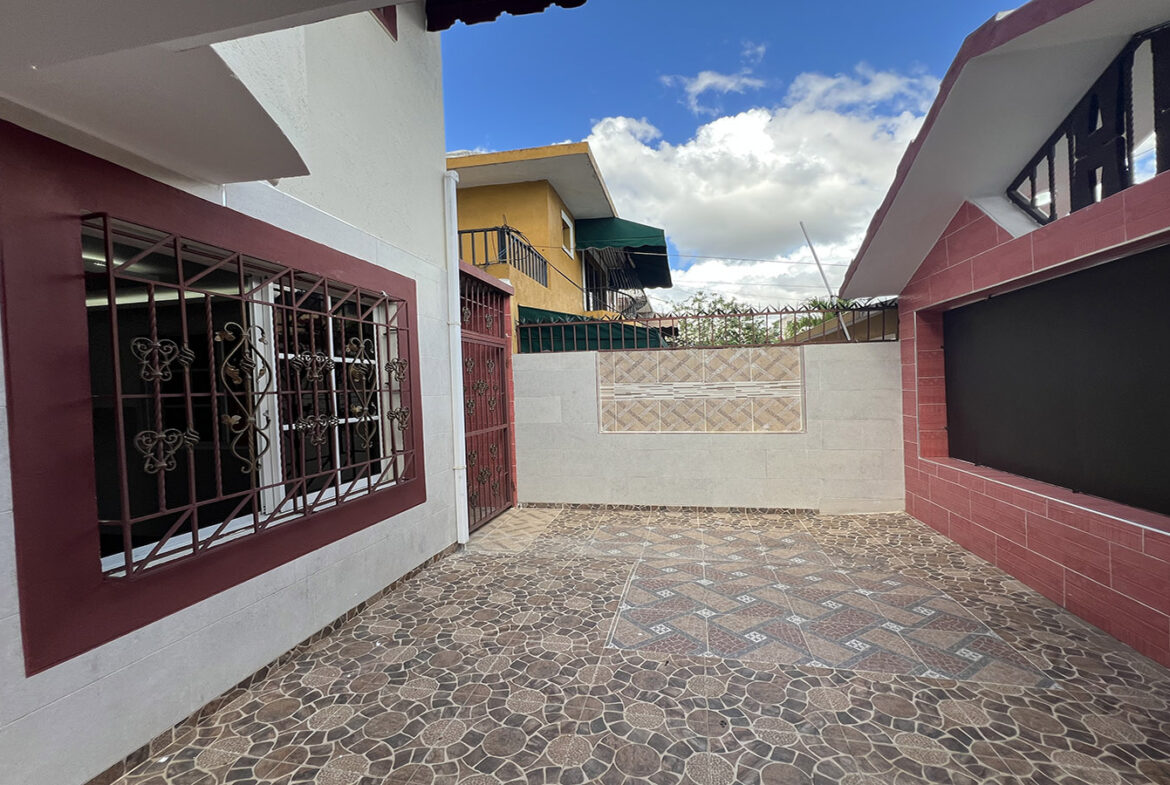 Casa Remodelada en La Urbanización Italia
