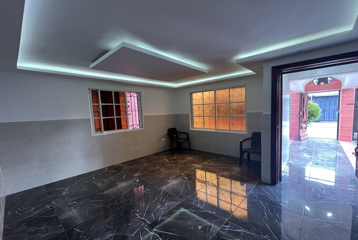 Casa Remodelada en La Urbanización Italia