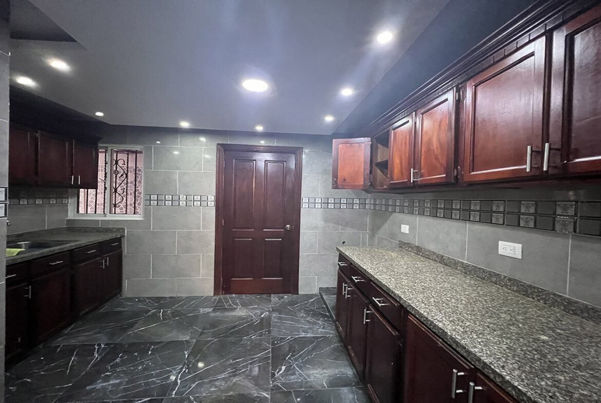 Casa Remodelada en La Urbanización Italia
