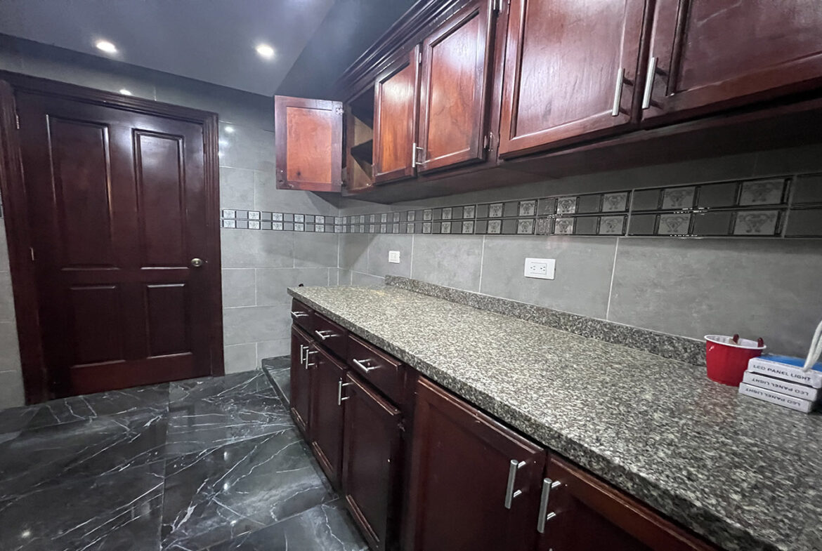 Casa Remodelada en La Urbanización Italia